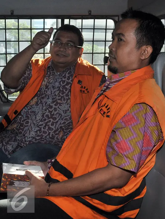 Tersangka Herry Setiadji (kiri) bersama Slamet Riyana (kanan), seusai menjalani pemeriksaan lanjutan di gedung KPK, Jakarta, Rabu (13/7). Keduanya terlibat dugaan kasus pemerasan wajib pajak. (Liputan6.com/Johan Tallo)