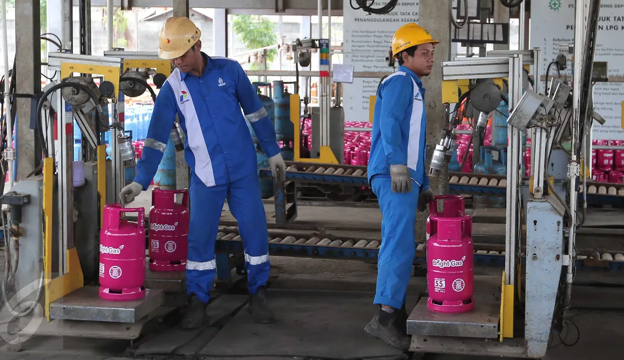Pekerja melakukan pengisian tabung Bright Gas 5,5 Kg di Depot and Filling Station LPG Pertamina Plumpang, Jakarta, Selasa (3/11). LPG seharga Rp66.000 ini ditargetkan merebut 23% pangsa pasar gas subsidi 3 kg dalam lima tahun. (Liputan6.com/Angga Yuniar)