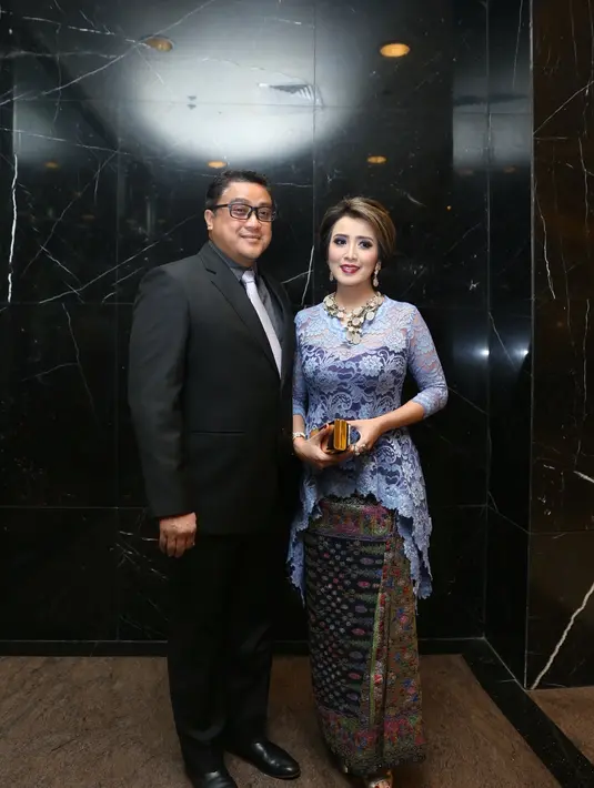 Bukan hanya para selebriti, namun pernikahan Radit dan Anissa juga dihadiri para petinggi. Salah satunya ada Dede Yusuf yang hadir bersama istri tercintanya. Pasangan yang gagah dan cantik ini tampak ikut berbahagia. (Nurwahyunan/Bintang.com)