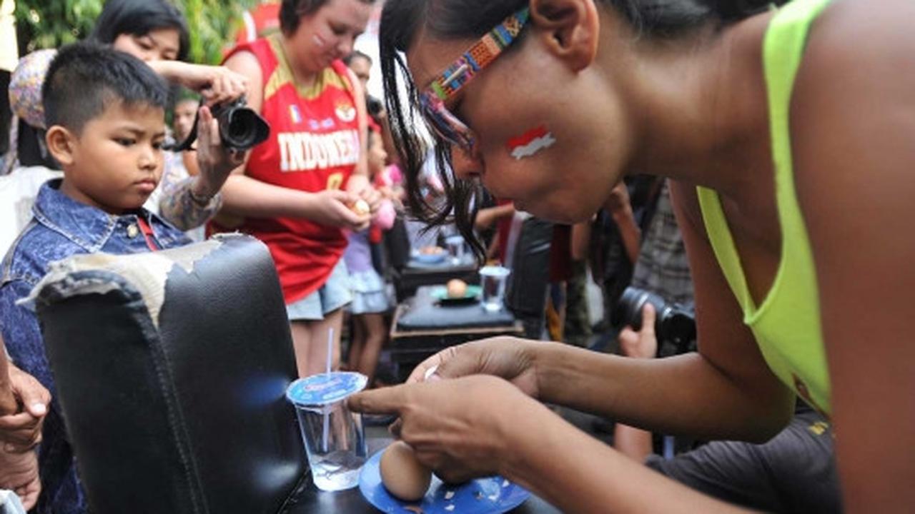 Lucunya para turis asing mengikuti lomba 17-an