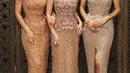 Gaun Otto's Angles di wedding reception, mengenakan gaun pesta nuansa gold rancangan Yogie Pratama. [Foto: Instagram @nataliahasibuan]