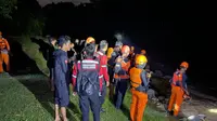 Basarnas Gorontalo tengah melakukan pencrian terhadap korban pada Rabu (10/8/2022) malam (Arfandi/Liputan6.vom)