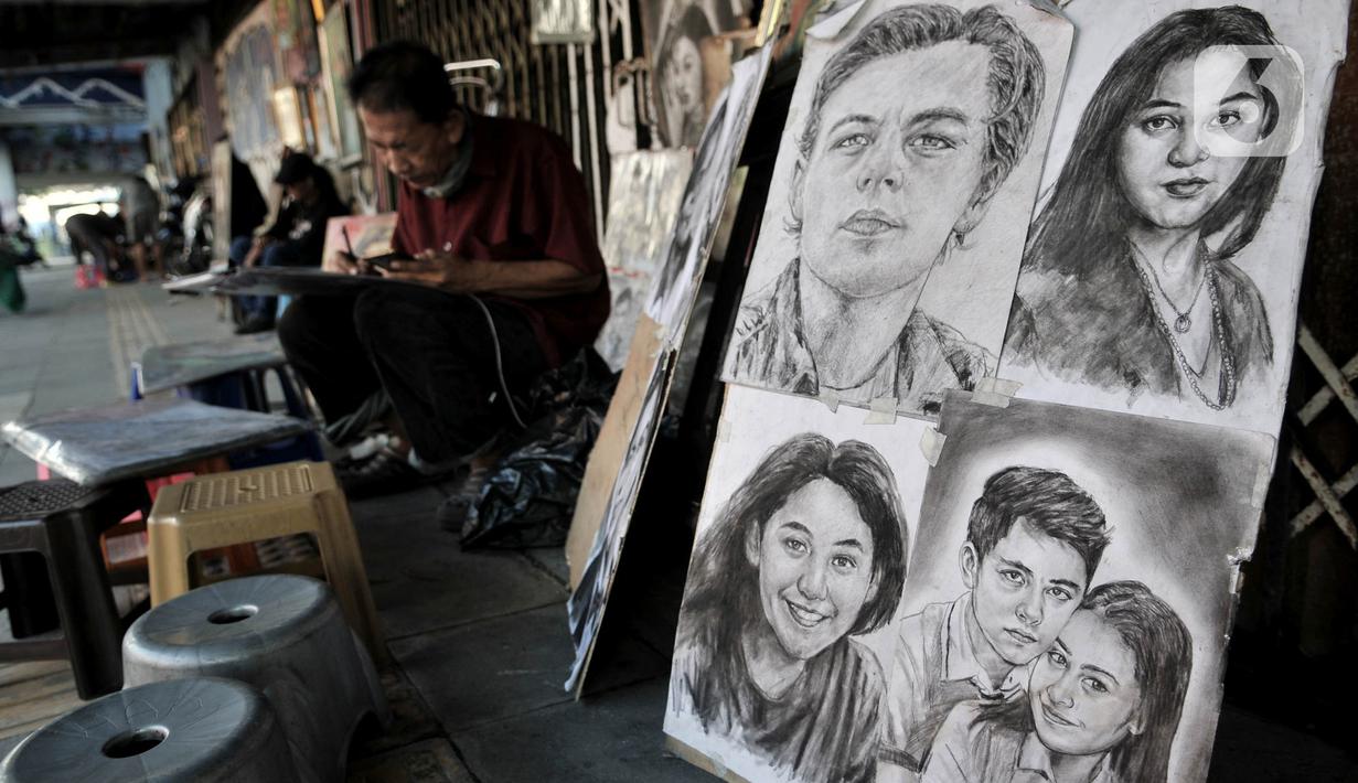 Seniman lukis menyelesaikan karyanya di pinggir Jalan Pintu Besar Selatan, Pinangsia, Jakarta, Selasa (2/6/2020). Pandemi virus corona COVID-19 ditambah adanya PSBB mengakibatkan penghasilan para pelukis di kawasan Kota Tua tersebut turun hingga 80 persen. (merdeka.com/Iqbal S. Nugroho)