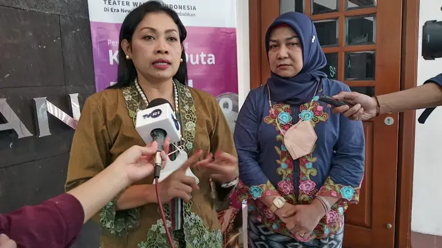 Eny Sulistyowati, Produser dan Kepala Bidang Humas SENA WANGI, dan Ir. Retno Irawati, Produser Pergelaran Kresna Duta
