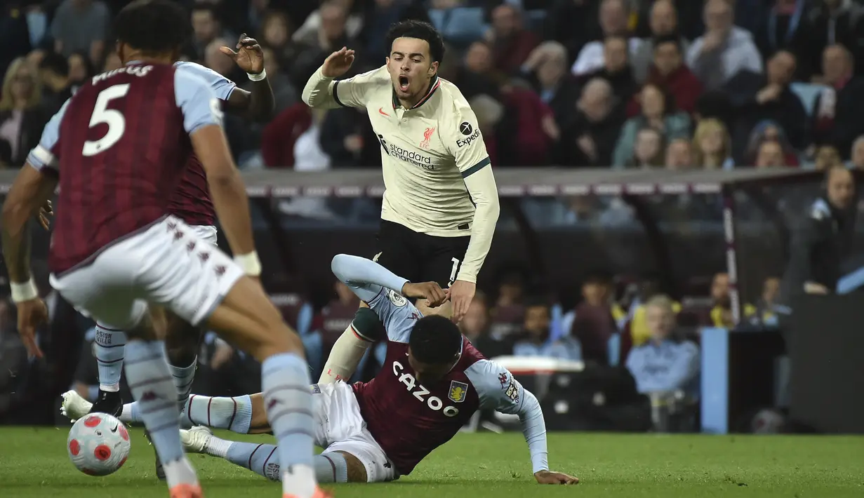 <p>Gelandang Liverpool Curtis Jones (belakang) berebut bola dengan bek Aston Villa Ezri Konsa pada laga lanjutan Liga Inggris 2021/2022 di Villa Park, Rabu (5/11/2022) dini hari WIB. Liverpool menang tipis 2-1 atas tuan rumah Aston Villa. Gol kemenangan The Reds dicetak Sadio Mane. (AP Photo/Rui Vieira)</p>