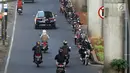 Pengendara motor melawan arus lalu ketika melintasi Jalan Ciledug Raya, Jakarta, Kamis (5/4). Kurangnya kesadaran berlalu lintas membuat sering terjadinya pelanggaran di jalan raya yang membahayakan diri dan pengendara lain. (Liputan6.com/Arya Manggala)