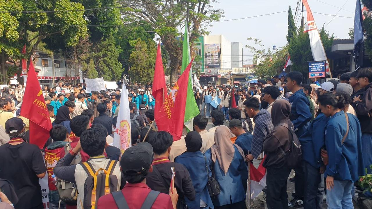 Aksi Mahasiswa Tolak Revisi UU Pilkada di Garut Berujung Ricuh