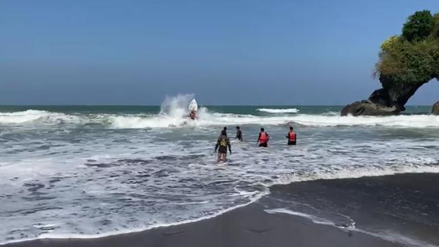 Pencarian nelayan tenggelam akibat perahu terbalik di pantai selatan Kebumen, Jawa Tengah. (Foto: Liputan6.com/Basarnas)