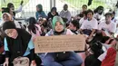 Warga mengangkat poster bertuliskan tuntutan saat berunjuk rasa dengan mendiami tenda pengungsian di depan gerbang Kampung Susun Bayam, Jakarta Utara, Senin (21/11/2022). Aksi tersebut dilakukan untuk menagih janji PT Jakpro dan Pemprov DKI Jakarta agar warga bisa segera menempati Kampung Susun Bayam secepatnya. (merdeka.com/Iqbal S. Nugroho)