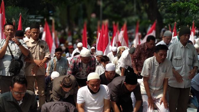 Ratusan massa sudah berkumpul di depan Patung Kuda, Jl Medan Merdeka Barat, Jakarta Pusat. Sebagian massa tampak bersiap untuk Salat Dzuhur.