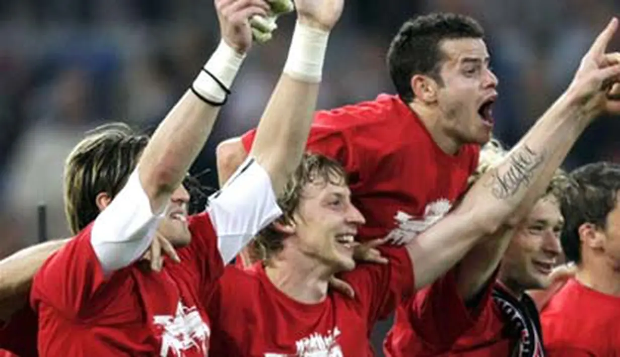 Leverkusen's players celebrate their victory after their German Cup half final match Bayer Leverkusen vs FSV Mainz, on April 21, 2009 at the LTU-Arena. Leverkusen won 4-1l. AFP PHOTO/JUERGEN SCHWARZ