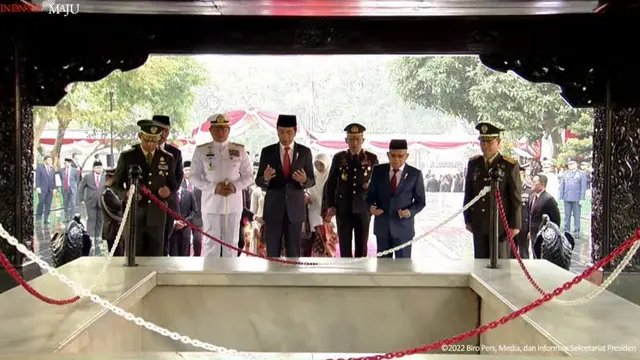 Presiden Joko Widodo atau Jokowi dan Wakil Presiden Ma'ruf Amin meninjau lokasi sumur Lubang Buaya dalam peringatan Hari Kesaktian Pancasila, 1 Oktober 2023.