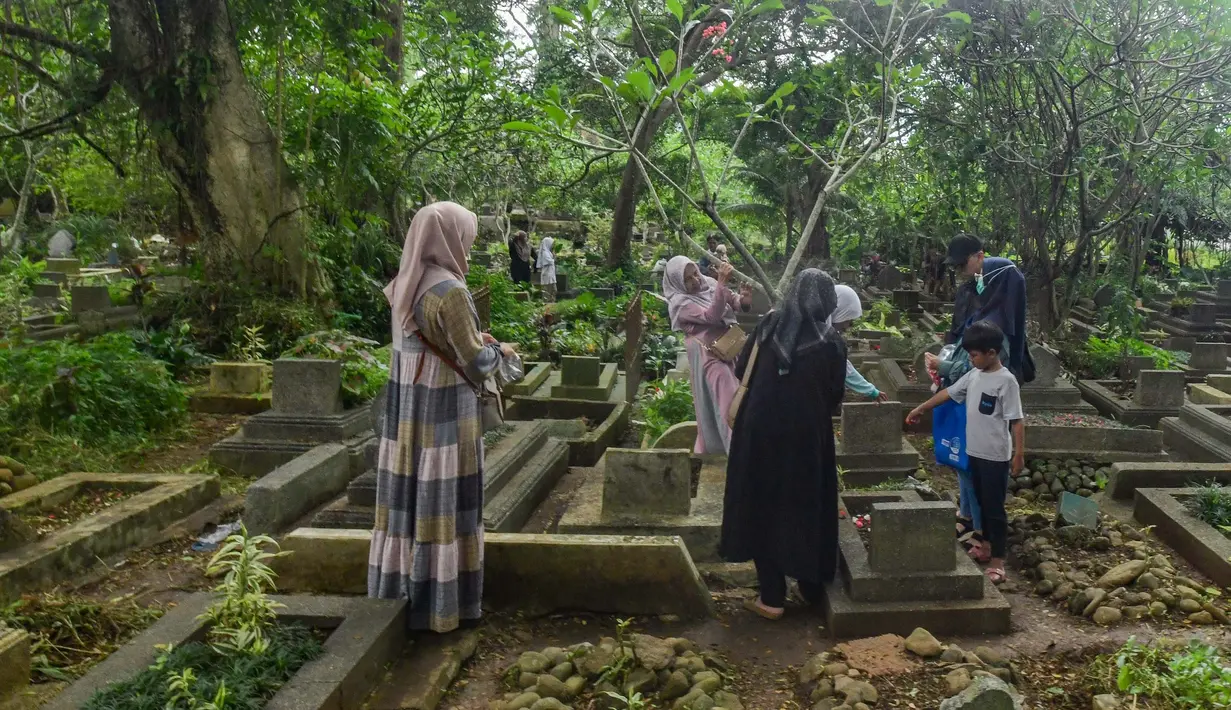 Aktivitas ini dianggap baik sebagai sarana pengingat kematian sebelum memasuki bulan suci Ramadan. Tampak dalam foto, warga saat berziarah di makam keluarganya di Tempat Pemakaman Umum (TPU) Dreded, Bogor, Jawa Barat, Minggu (15/2/2026). (merdeka.com/Arie Basuki)