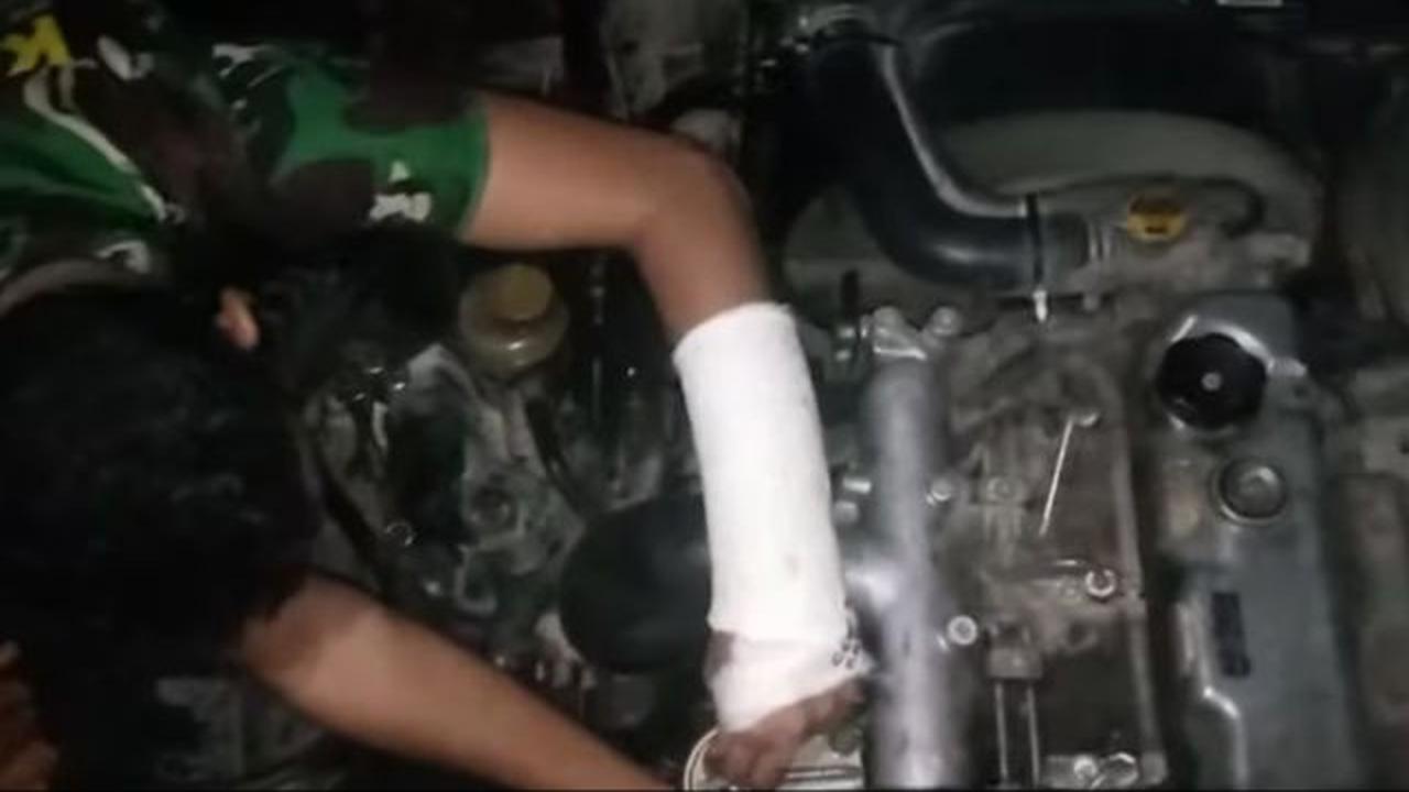 Prajurit TNI Betulkan Truck