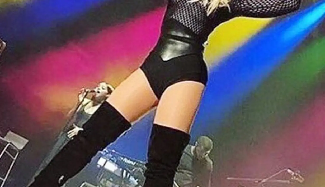 Melansir E! News, pasangan Demi Lovato dan Wilmer Valderrama mengakhiri hubungan mereka pada bulan Juni 2016 lalu. Tak heran jika Demi merasa sedih paska putus, pasalnya hubungannya sudah terjalin selama 6 tahun. (Instagram/ddlovato)