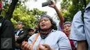 Seorang pengunjuk rasa menangis saat menggelar aksi di Kementerian BUMN, Jakarta, Selasa (19/1). Mereka menuntut direksi Perum Peruri mundur lantaran tidak mendapat hak sepenuhnya sebagai pekerja di lembaga pencetak rupiah itu (Liputan6.com/Faizal Fanani)