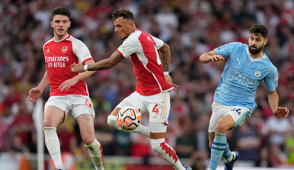 Manchester City melakukan tiga pergantian pemain di menit ke-68. Jeremy Doku, Matheus Luiz, John Stones coba dimasukkan untuk mengubah permainan. Namun justru Arsenal kembali yang dapatkan peluang lewat Odegaard, kendati tembakannya masih melambung dari gawang Ederson di menit ke-75. (AP Photo/Kirsty Wigglesworth)