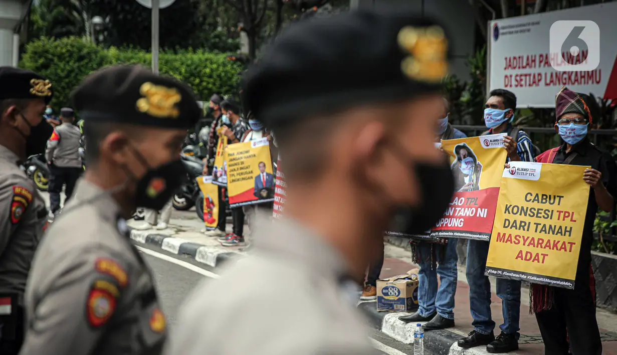 Massa yang tergabung dalam Aliansi Gerak Rakyat Tutut TPL menggelar aksi di depan Kantor Kementerian Koordinator Bidang Kemaritiman dan Investasi, Jakarta, Rabu (24/11/2021). Massa meminta Menteri Luhut Binsar Panjaitan untuk mencabut investasi dan menutup PT. TPL. (Liputan6.com/Faizal Fanani)