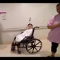 Arsy Hermansyah Jatuh dari Ketinggian 2 Meter Saat sedang Bermain Wahana Permainan Anak, Langsung Dilarikan ke Rumah Sakit. (YouTube The Hermansyah A6)