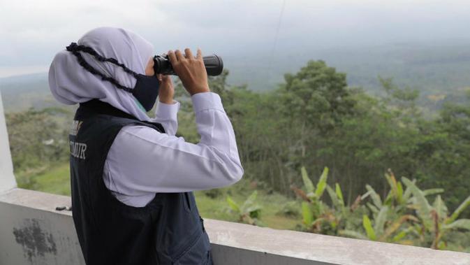 Gubernur Jawa Timur Khofifah Indar Parawansa meninjau lokasi terdampak Gunung Semeru, Kamis, (3/12/2020). (Foto: Dok Istimewa)