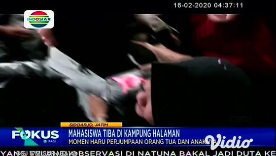 VIDEO: Haru dan Bahagia Sambut Warga Jatim dari Natuna