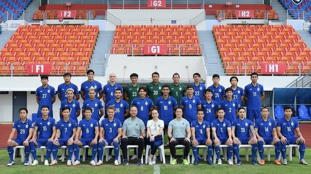 Madam Pang Bersama dengan Timnas Thailand