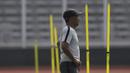 Pelatih fisik Timnas Indonesia U-22, Nur Saelan, saat latihan di Lapangan ABC Senayan, Jakarta, Selasa (8/1). Latihan ini merupakan persiapan jelang Piala AFF U-22. (Bola.com/Vitalis Yogi Trisna)