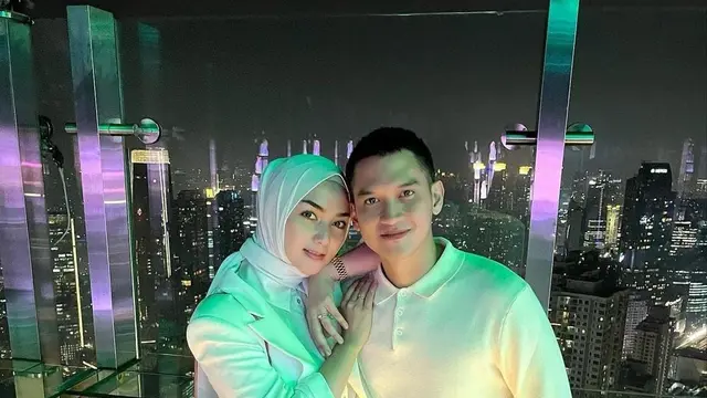 Inspirasi Outfit Couple Ala Citra Kirana dan Rezky Aditya