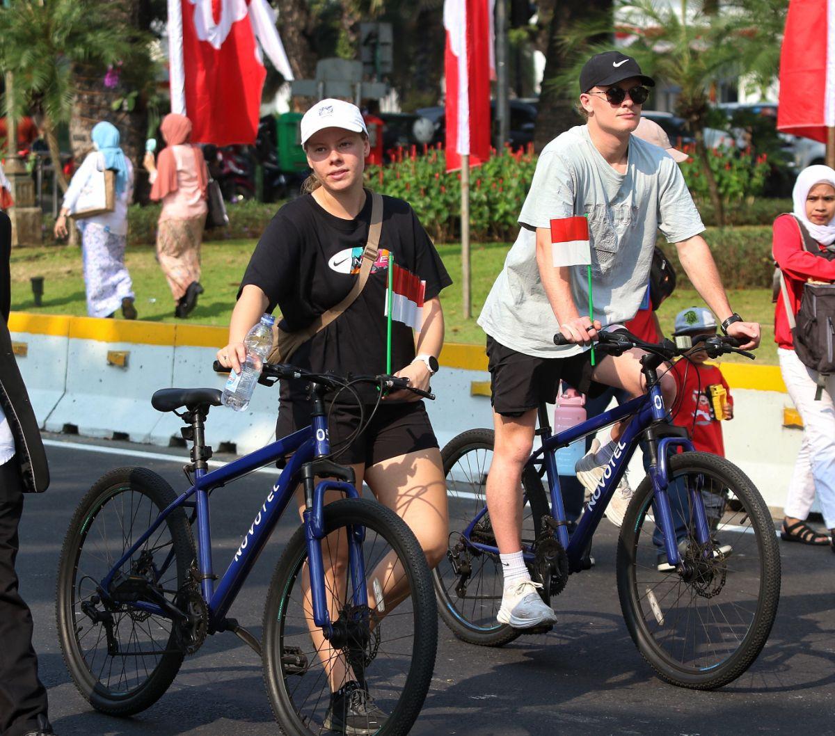 Selain itu, sejumlah warga negera asing juga turut berpartisipasi dalam memeriahkan acara kirab budaya di peringatan HUT ke-78 Kemerdekaan RI di sekitaran Monas.