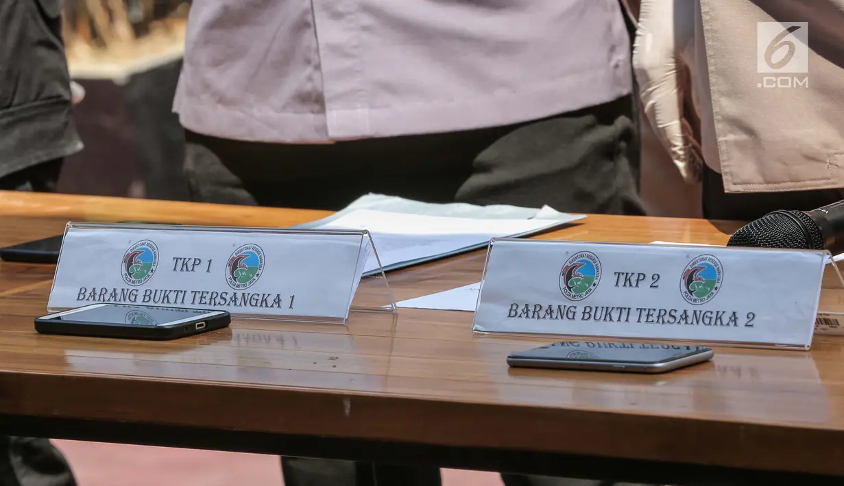 Barang bukti ponsel ditunjukkan saat rilis tersangka E pemasok narkoba komedian Nunung di Polda Metro Jaya, Jakarta, Kamis (25/7/2019). Penangkapan tersangka merupakan hasil kerja sama dan koordinasi dengan pihak lapas. (Liputan6.com/Faizal Fanani)