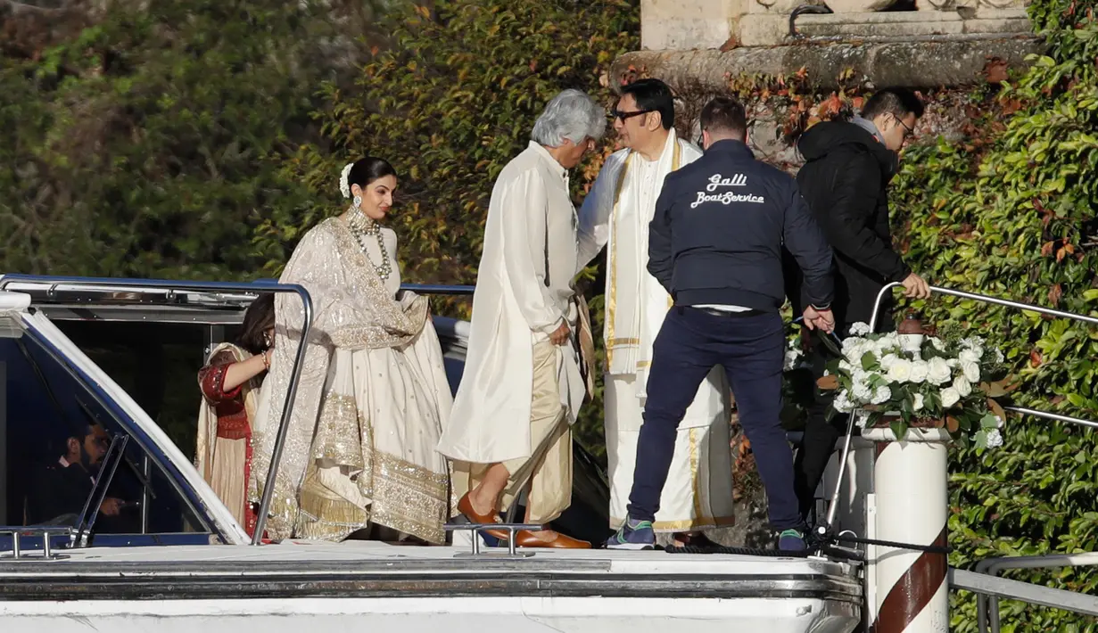 Para tamu menghadiri pernikahan bintang Bollywood India, Deepika Padukone dan Ranveer Singh di sebuah vila sekitar Danau Como, Italia, Rabu (14/11). Pernikahan Ranveer Singh dan Deepika Padukone juga dihadiri sejumlah selebriti Bollywood. (AP/Luca Bruno)