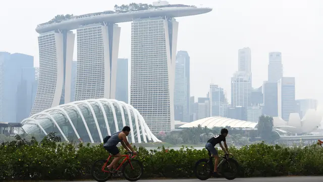 Aktivitas Warga Singapura Saat Diselimuti Kabut Asap