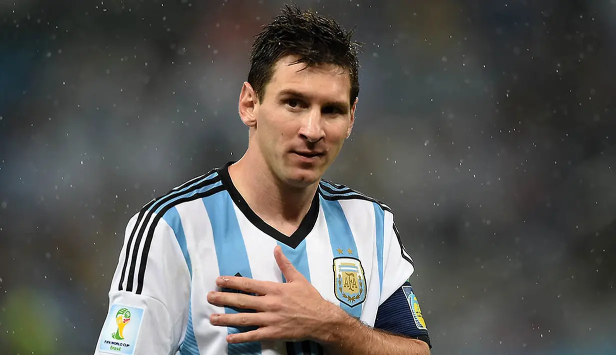 10. Lionel Messi - Hanya Messi yang paling pantas menyandang julukan The Next Maradona. Meski belum pernah membawa Argentina juara dunia namun Messi sempat lima kali meraih gelar pemain terbaik di dunia. (AFP/Pedro Ugarte)
