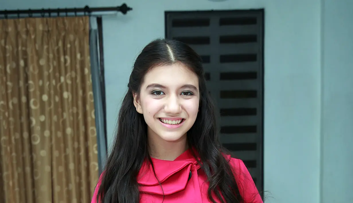 Cassandra Lee dan Randy Martin akan menghabiskan malam natal bersama keluarganya masing-masing. Cassandra Lee sendiri akan makan-makan bersama keluarga, tuker kado serta main game bersama. (Deki Prayoga/Bintang.com)