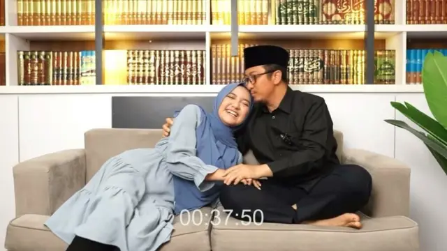 Ustaz Yusuf Mansur dan putrinya, Wirda Mansur (https://www.instagram.com/p/Cc72fIml6rI/)