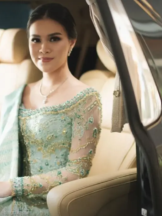 Sedangkan Chen Giovani tampil elegan mengenakan kebaya dan kain adat rancangan desainer Merdi Sihombing. [Foto: Instagram/fcgweddings]