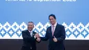 Menteri Keuangan Suahasil Nazara (kanan) bersalaman dengan pejabat sebelumnya, Purbaya Yudhi Sadewa, saat serah terima jabatan di Kementerian Keuangan, Jakarta, Selasa (15/9/2026). (KLY/Budy Santoso)