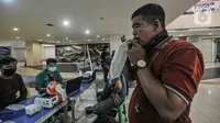 Calon penumpang menjalani tes Genose sebagai salah satu syarat berpergian di Terminal Pulogebang, Jakarta, Senin (10/5/2021). Pemberlakuan larangan mudik dan syarat wajib memiliki SIKM menyebabkan jumlah penumpang di Terminal Pulogebang merosot drastis. (merdeka.com/Iqbal S Nugroho)