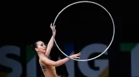 Pesenam asal Filipina, Orella Arielle Ni beraksi dengan simpai dalam senam ritmis berirama di SEA Games 2017 di Kuala Lumpur, Malaysia (28/8). (AP/Vincent Thian)