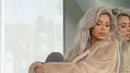 Tentu saja Kim Kardashian tak membuang waktu untuk mempromosikan produknya dengan cara yang seksi. (instagram/kimkardashian)
