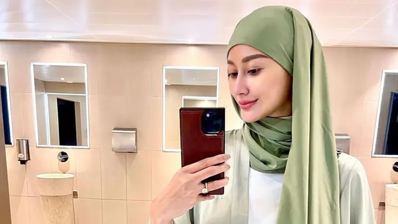 8 Potret Terbaru Ayu Maulida yang Kini Putuskan Berhijab, Curi Perhatian