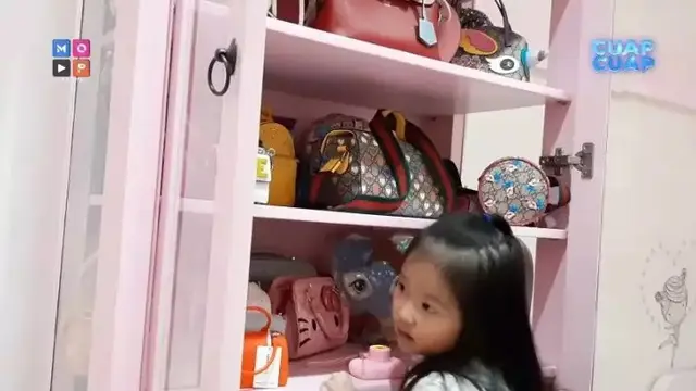 Potret kamar tidur Thalia dan Thania anak Sarwendah dan Ruben Onsu (Sumber: YouTube/ MOP Channel)