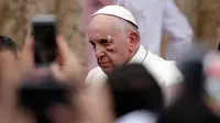 Paus Fransiskus mengalami memar di bawah mata dan alis kirinya saat mengunjungi Cartagena, Kolombia, Minggu (10/9). Memar itu diakibatkan Fransiskus terbentur tiang popemobile yang membawanya ketika melakukan perjalanan. (AP Photo/Ricardo Mazalan)