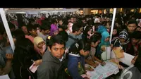 Sebanyak sembilan ribu lowongan kerja yang tersedia untuk bekerja di ratusan pabrik besar di Tangerang yang pada pameran bursa kerja tersebut, Tangerang, Jumat (22/8/2014) (Liputan6.com/Faisal R Syam) 