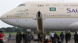 Petugas mempersiapkan sambutan kedatangan Raja Arab Saudi Salman bin Abdulaziz al-Saud yang tiba di Bandara Halim Perdanakusuma, Rabu (3/1). Dan juga satu unit Boeing 747 SP, satu unit Boeing 747-300. (Liputan6.com/Fery Pradolo)