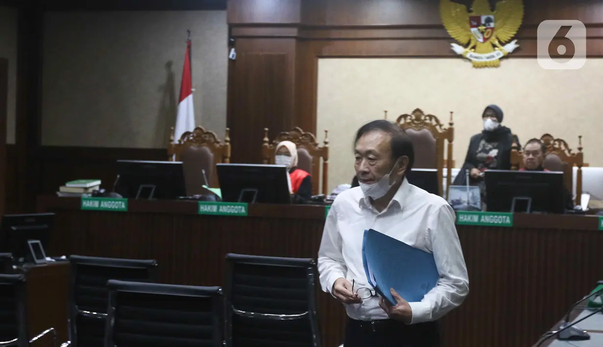 <p>Surya Darmadi berada dalam ruang sidang menjalani sidang pembacaan dakwaan di Pengadilan Tindak Pidana Korupsi (Tipikor), Jakarta, Kamis (8/9/2022). Surya Darmadi juga didakwa melakukan tindak pidana pencucian uang (TPPU) dengan membeli sejumlah aset dari hasil korupsinya. (Liputan6.com/Herman Zakharia)</p>