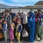 Para pengungsi Afghanistan menunggu dalam antrean untuk menyeberangi perbatasan Pakistan-Afghanistan di Torkham pada 27 Oktober 2023. (Abdul MAJEED/AFP)
