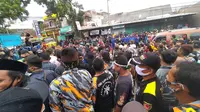 Sekitar 1.000 massa pendukung paslon Iwan Saputra dan Iip Miftahul Faoz (WANI) tengah melakukan aksi demo penolakan hasil pilkada Tasikmalaya di depan kantor KPU Tasikmalaya. (Liputan6.com/Jayadi Supriadin)