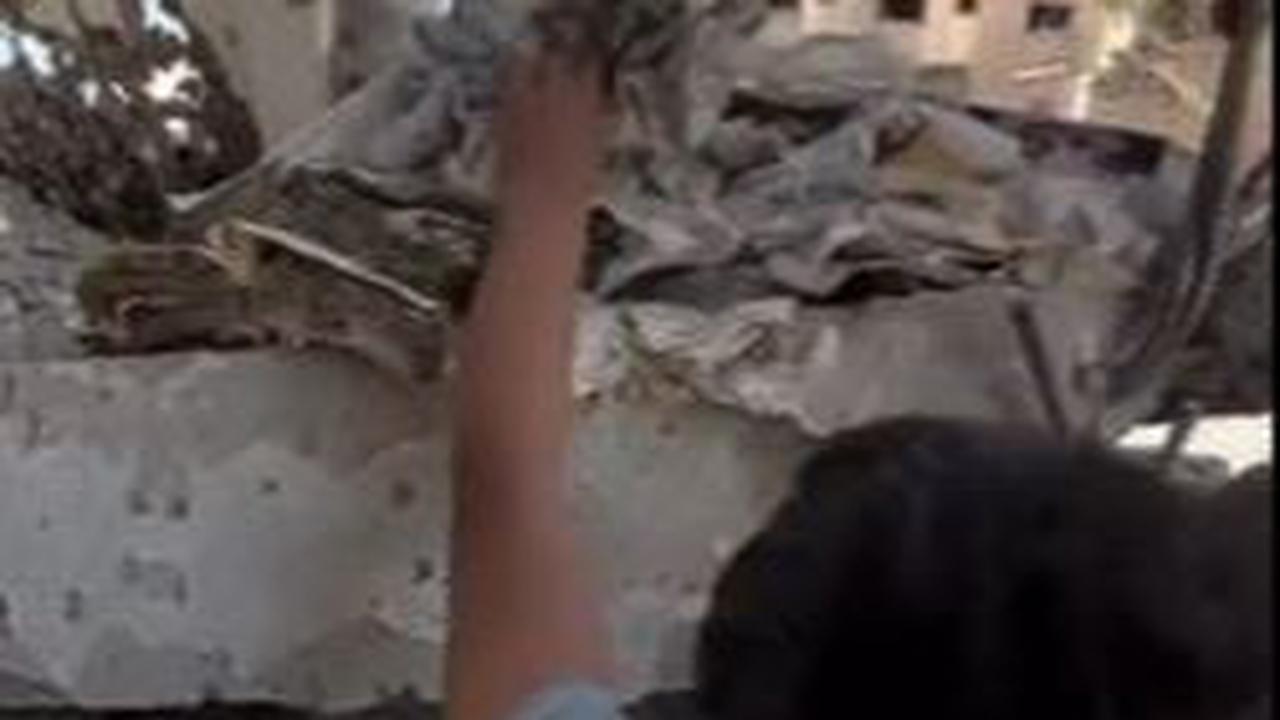 Tonton video aksi mulia bocah Gaza selamatkan lembaran Alquran di slide berikutnya: