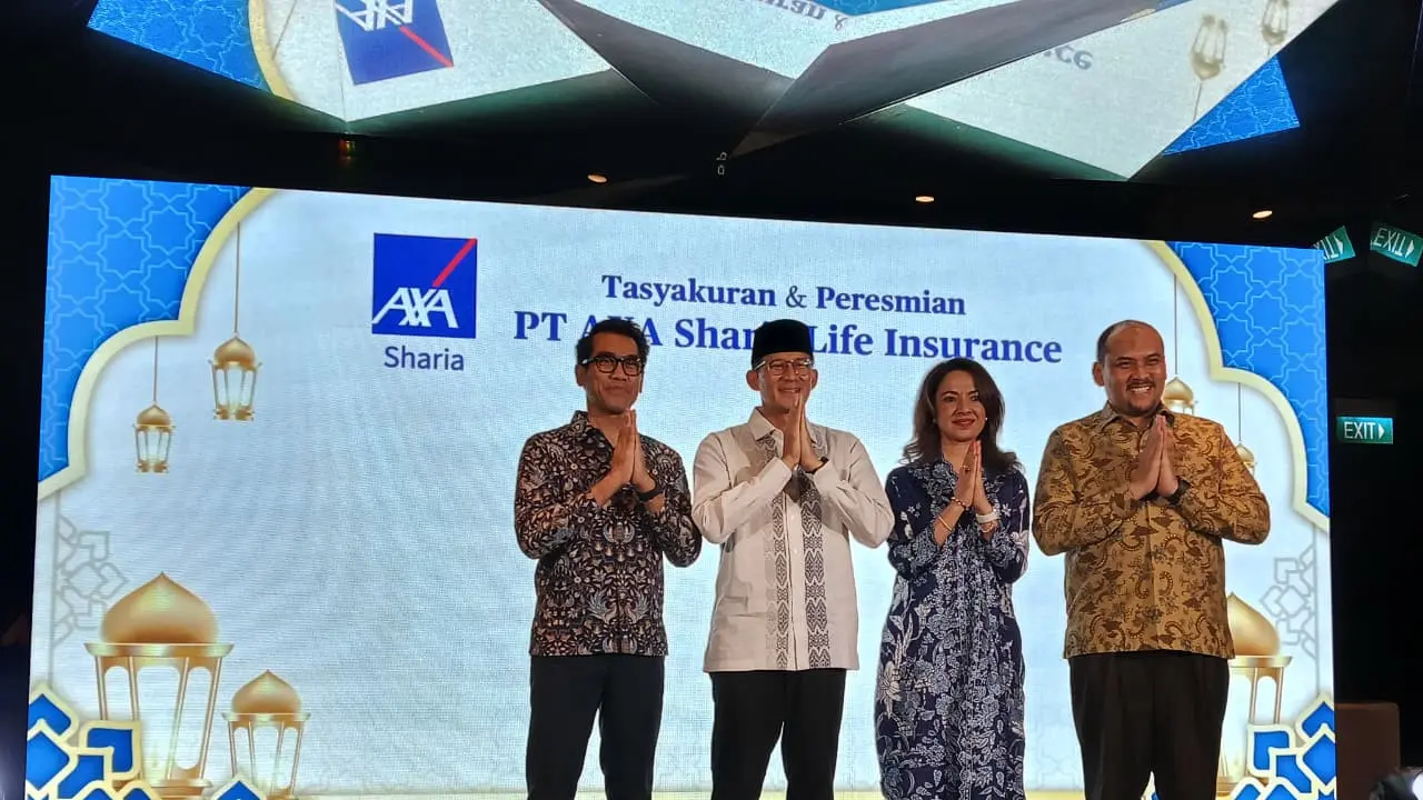 Presiden Direktur AXA Financial Indonesia, Niharika Yadav bersama Presiden Direktur AXA Sharia Life Insurance Bukit Rahardjo, Ketua Umum Asosiasi Asuransi Syariah Indonesia (AASI) Fauzi Arfan, dan Anggota Dewan Penyantun Masyarakat Ekonomi Syariah (MES) S